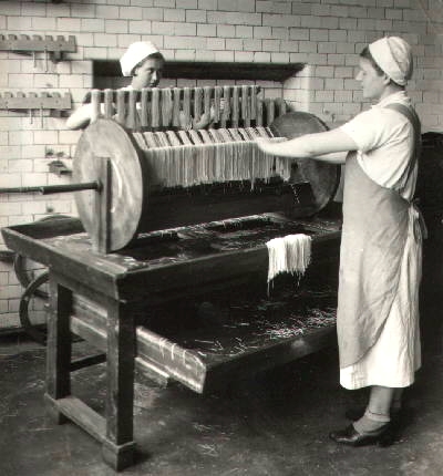 Produktion von Fadennudeln (1930)
