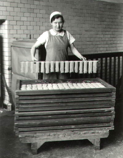 Vorbereitung zum Trocknen von Fadennudeln (1930)
